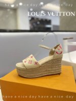 价格： LOUIS Vuitton 走秀款厚底凉鞋 香港原版购入一比一开模 今年的款式比去年增加了老花原素 显得更为大牌 牛仔布面款 内里垫脚全羊皮 水台原版麻