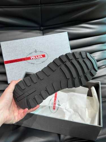 Prad*拉达新品男士时尚运动鞋，进口小牛皮材质拼接原版专用防水布料，内里头层羊皮搭配鞋身侧经典三角标logo装饰，原版橡胶大底，防滑耐磨，舒适度极高的经典款！