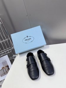 半拖 单鞋 男装10 PRADA普拉达春夏走秀款复古布洛克情侣款半拖单鞋走秀款 复古感时髦满满 随意百搭 时尚休闲 独到味道 人人都爱也轻松驾驭 每年都会爆.足