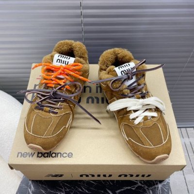 Miumiu x New Balance 联名款NB运动鞋~~ 这双与New Balance 联名情侣款运动球鞋，羊毛鞋~~ 2024走秀场曝光、非常留行的美拉