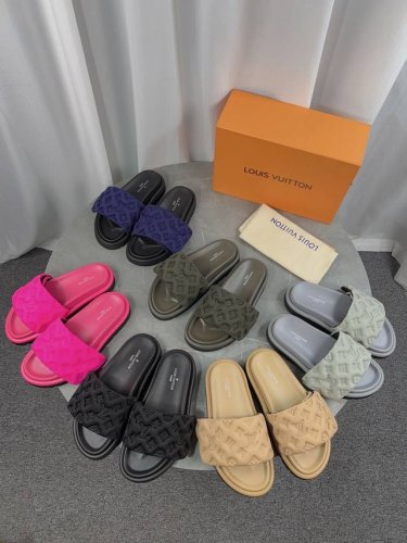 lv驴牌L家 爆款 浮雕Logo 压花 凉拖鞋 本款 pool pillow Comfort 平底凉拖取材科技织物 以高频压印技术重绎 Monogram 图案