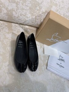 上新Cl Mm6 联名Tabi 施华洛水晶钻烫钻平底分趾鞋 芭蕾鞋 单鞋 购入Zp做货 市面顶级原单版本进口红色真皮大底 非常好穿 还特别的轻盈 成本非常高 Z