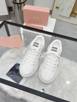 MiuMiu 缪缪 休闲小白鞋，美到心坎上啦！柔软的真皮材质，触感细腻，亲肤舒适。 独特的设计，时尚又百搭，无论是搭配牛仔裤还是裙子，都能轻松驾驭。 size：