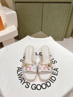 拖鞋 凉鞋 225 驴家新品 New Arrival～Lv春夏单宁猫跟拖鞋.单宁色搭配的棕色皮质，也太出彩了！ 刚刚好的小猫跟，性感舒适，拉满了夏日美鞋能给的满