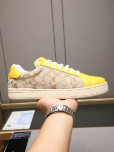 官网上新Coach蔻驰独家新款男士低帮休闲系带板鞋，休闲时尚百搭款,四季可穿！！板鞋可以说是每年最流行的一款鞋了，适合现在年轻人的潮流选择，这款休闲男鞋采用便捷
