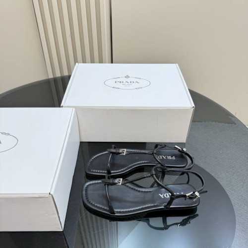 厂价 prada 普拉达25Wf春夏新品凉鞋 简约即时髦 松弛的高级感 感受夏日感高级穿搭~ 面料采用原版定制皮料 内里垫脚均为混种羊皮 意大利进口牛皮大底 s