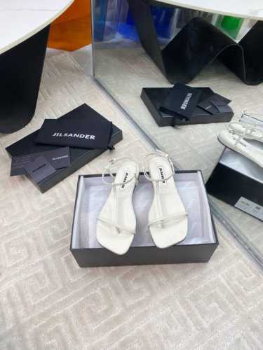 出厂真皮底 ，橡胶底 小众潮牌 Jilsander 吉尔桑达2025春夏新款简易带子平底方头凉鞋 这款凉鞋真的太性感漂亮了，简单又不失时髦的设计，平底上脚舒适不