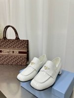 高品质 PRADA*普拉达 2025ss 春秋牛皮方形乐福鞋这款经典乐福鞋方型鞋头 上脚非常秀气 大家闺秀风范 鞋面露股条车线考验工艺鞋面：牛漆皮内里: 羊皮大