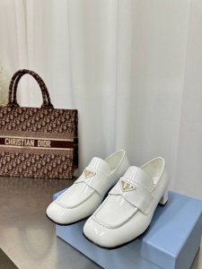 高品质 PRADA*普拉达 2025ss 春秋牛皮方形乐福鞋这款经典乐福鞋方型鞋头 上脚非常秀气 大家闺秀风范 鞋面露股条车线考验工艺鞋面：牛漆皮内里: 羊皮大
