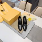 木纹粗跟系列” Fendi顶级版 2024官方vip 限量级高配版抽屉包装 认清包装高配版本，低端勿比。 芬迪.24Ss春夏季走秀主推系列，新品上线，芬迪首款“