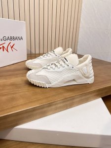 售 价: 商品商标：Dg 杜嘉班纳 低帮情侣款休闲鞋 正码码数: 35-44 可订做45.46 商品材料：鞋面进口磨砂去拼接原版布料，透气内里，原版大底。