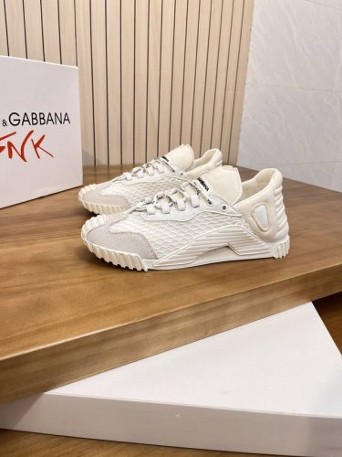 售 价: 商品商标：Dg 杜嘉班纳 低帮情侣款休闲鞋 正码码数: 35-44 可订做45.46 商品材料：鞋面进口磨砂去拼接原版布料，透气内里，原版大底。