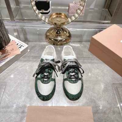 出厂 所见即所得独家首发Miumiu缪缪时装周Miu Miu 2025春夏系列秀场这双运动鞋引起关注，Miu Miu 与 New Balance 合作系列无疑是