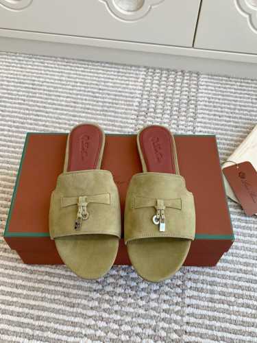 平底 粗跟 代购级 Loro piana Summer Charms Ser LP女士凉鞋拖鞋产品详情：这款绒面羊皮革凉鞋搭配饰有Loro Piana My C