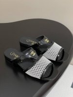 Chanel 小香25p春夏新品双C网面懒人拖鞋 夏天一定要入的拖鞋系列 鞋面：牛漆皮拼接渔网 内里垫脚：丝绸羊皮 鞋底：意大利进口牛皮大底 码数：35-39