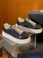 Praddowntown Bold男士运动鞋 Size；39～45 从1980年代的篮球鞋汲取灵感，运动风设计搭配精致细节。 牛皮 采用穿孔皮打造，个性的厚底呈