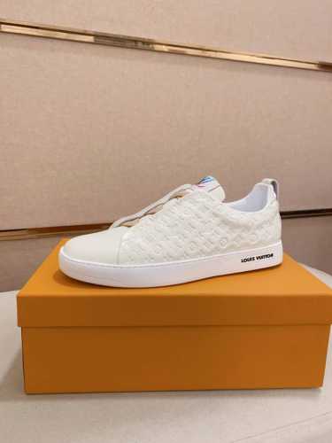 工厂P价 Lv 路易威登。最新潮鞋休闲鞋实体店爆款38-44码。 新品春夏季舒适进口定制原版牛皮，独特提花面料元素设计。搭配羊皮内里，Lv原版底， 高端包装高品