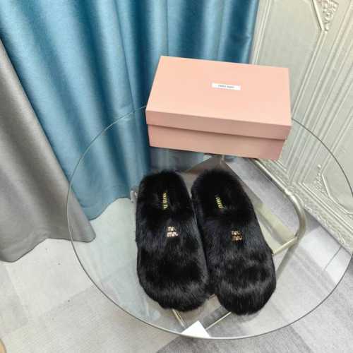 MIUMIU经典秋冬字母毛毛拖鞋 这季节美鞋太多这款毛拖 真的是让我无法自拔真太可爱了～ 大底我们选用的是与原版一样的TPU材质 底片耐磨防滑！！ 码数：35-