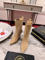 24Aw走秀经典长靴，明星同款Santiagag 踝靴采用狂野西部风格设计。采 用棕色羊京制成，尖头和松紧拼接料。鞋跟长85 毫米， 饰有Maison Chri