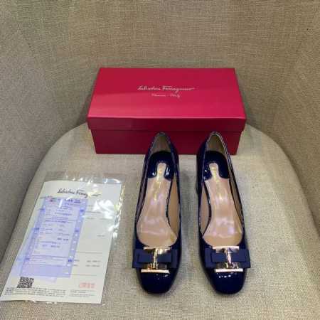 橙子出厂价 Ferragamo 菲拉格慕 蝴蝶结圆头漆皮粗跟单鞋 浅口高跟女鞋 码数：34-42 - 点击图像关闭