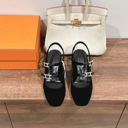Hermes 爱马仕 Jackie 50高跟鞋 时尚又百搭 搭配Hapi鞋扣 超级舒服 每个细节都做到极致 搭配同色调标志性纯鞋扣 设计简约流畅 打造时尚柔美造 - 点击图像关闭