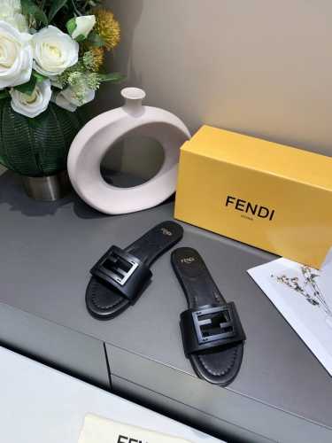 最新夏季爆款FENDI芬迪凉鞋，专柜原装正版，面料：头层牛皮，内里头层羊皮，橡胶底 真皮底 ，35 -42码欢迎下单，