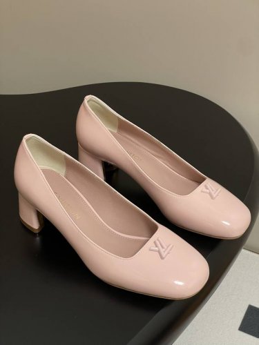 25Ss早春新款Louis Vuitton Lv Swing 高跟鞋最火最新金属跟玛丽珍后空粗跟凉鞋字母标高跟单鞋 选用柔软 皮革塑造易于穿脱的设计，以利落线条