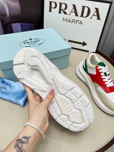 2024普拉达PRADA 情侣款爆炸款出货了 原版1比1开模 面料: 原版定制头层牛皮 大底: TPU原版大底 码数 女35-46码 出厂