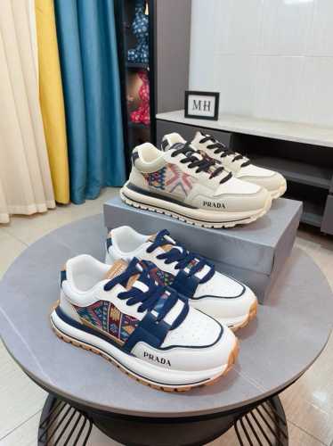 出厂价P 普拉达Prada 米兰展新品男鞋出炉了，官网新款：1制作原版，续写魅力传承，创新与致敬年轻时尚的你必须拥有活动垫脚无臭脚；进口油蜡皮鞋面耐磨橡胶底；适