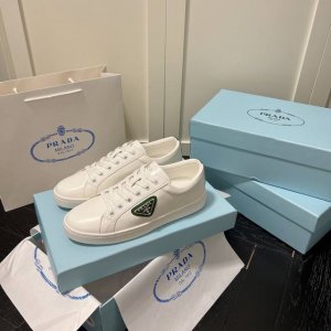 橙子出厂价p prada 普拉达新款休闲鞋板鞋 三角标小白鞋 小红书爆款 这款运动鞋鞋舌 轻质橡胶鞋底和脚踝皆饰以prada徽标的多种重释元素 侧面的标志性涂珐