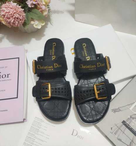 出厂价皮底 ，橡胶 Sun 凉鞋春季季成衣系列的新款单品，来自 Dioriviera 限定系列，兼具高订风格和休闲气质。不对称白色牛皮革鞋面搭配可调节的扣带，突