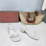 高品质出厂 ！顶级品质Loro Piana25春夏Lp顶级版本简易五金扣一字带平底凉鞋！ 原来这就是传说走两万步都不会累脚的凉鞋把颜值和脚感都拿捏住了，上脚一走