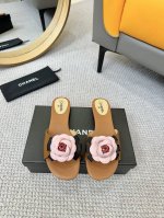 冲量价: chanel小香Ss25p春夏新品 厚底山茶花拖鞋 chane* 小香Ss25p春夏新品厚底山茶花拖鞋系列 这一季山茶花系列真的超美香奶奶家一贯的优雅
