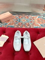 miumiu缪缪春夏最新走秀款玛丽珍休闲鞋 运动小白鞋 国内外博主刷爆的一款，小红书种草系列，复古又时髦上脚美炸了 简约的运动板鞋设计，极具辨识度的鞋舌，打造佛