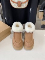 出厂价 UGG雪地靴上新：2024最新款，款号：22553，延续一直爆火的小圆头设计，增加最新防滑搓衣板大底，浓浓密密的翻口毛，百搭，看看我家的头型胆位，历经3