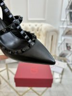Valentino经典款。网红街拍都爱搭配的腔调单品哦~ 跟着时尚达人的步伐来走准没错！搭配上简单或时尚款的衣服穿，鞋面镂空设计搭配V家经典铆钉点缀，高端大气又