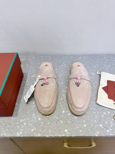 现货 Loro piana 25Ss春夏新款 英伦 穆勒 半拖 原来这就是传说走两万步都不会累脚的夹脚凉鞋把颜值和脚感都拿捏住了 上脚一走就会被彻底沦陷 极简的