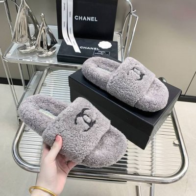 出厂价 CHANE*小香 24 新款毛毛拖鞋真的太可爱啦 柔软蓬松的毛毛 舒服暖脚！ 秋冬搭配子休闲又慵懒 上脚真的好看又时髦！美腻美爆了！ 进口羊毛 手感细腻