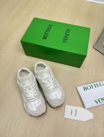 BV Orbit运动鞋 王一博 同款 情侣款老爹鞋 Runner运动鞋，采用轻质科技网布面料。 搭配几何图案设计橡胶外底。 真皮米白 女款 男款340王炸系列