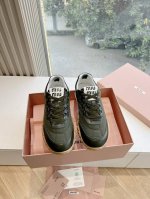 所见即所得G086Miu Miu 25Ss 春夏新款走秀Miumiu 德训 休闲鞋秀场工艺来自Miu Miu系列的细节特写 新季的潮流此刻挚爱的概念，多元对撞，