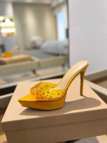 价格p： 吉安维托 罗西 Gianvito Rossi Betty 漆皮凉鞋是厚底坡跟鞋的现代进化版，鞋头纤细、细高跟 和 胶片鞋面，营造出意想不到的轻盈感。意