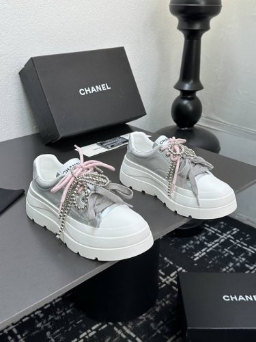 chanel香奈儿25S厚底珍珠蝴蝶结小白鞋休闲半拖鞋 懒人拖 网红明星同款 将时尚与舒适完美融合 鞋面简约大气 搭配精致珍珠与蕾丝鞋带 细节之处尽显奢华格调