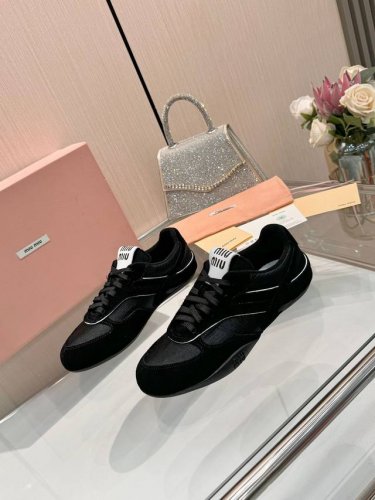 miumiu 先出女款.Size：女35-40 缪缪Miumiu 2025Vs春夏新款休闲鞋系列 专柜主打最新款 休闲鞋硬货上新 代购级别！高级感十足！国内外博