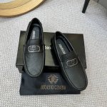 出厂价P Roberto Cavalli 罗伯托卡瓦利 经典首发时尚百搭男士套脚鞋....作为时尚界的活跃一族 为中国时尚潮男打造出这款时尚简洁男鞋 鞋面料采用