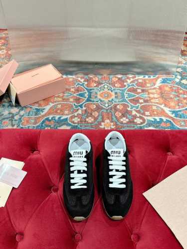 miumiu缪缪春夏最新走秀款 休闲脏脏鞋 运动小白鞋 国内外博主刷爆的一款，小红书种草系列，复古又时髦上脚美炸了 简约的运动板鞋设计，极具辨识度的鞋舌，打造佛