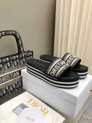 新品厚底Eva底拖鞋 _________________________以灵动活力，尽展本季时尚格调！木饰洁构更添摩登风采+经典品牌标识装饰，一展精致的品牌时尚