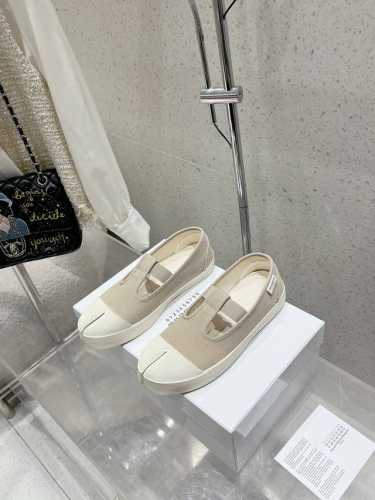 布面 皮面 涂鸦 MaisonMargiela马吉拉 2024分趾休闲鞋 不容错过的时尚单品 简单又有格调的美 跑量扛把子，分趾必入单品 时尚减龄神器 随性率真