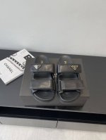 prada 普拉达 25Ss夏季新款 凉拖鞋 想起了小时候上学同学们穿的魔术贴涼鞋仁 经典设计 永不过时 选鞋子注重美观的同时 舒适是最重要的 这款鞋子平底设计
