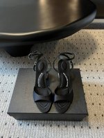 代购级别 Alexander Wan* 亚历山大王24 春夏新品 水钻粗跟凉鞋 小跟的设计超级特别 方根带钻奢华满满 很有质感。完全不突显跟高 对不喜欢穿高跟鞋