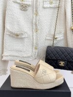 Chane* ｜小香234P春夏新品 麻绳菱格厚底坡跟凉鞋 经典菱格搭配麻绳元素 彰显高级 这季凉鞋特色在于鞋底五金 太美了 厚底在拉长腿方面真的Yyds！ 上